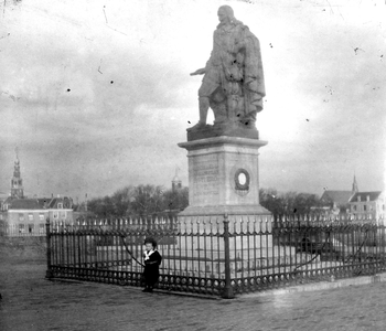 53636 Het standbeeld van M.A. de Ruyter op het Keizersbolwerk, Boulevard de Ruyter.Het beeld is op 25 aug. 1841 onthuld ...