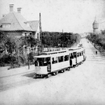 53642 De electrische tram in de Badhuisstraat t.h.v. huize 'Ophir'.Gezien vanaf de Leeuwentrap.