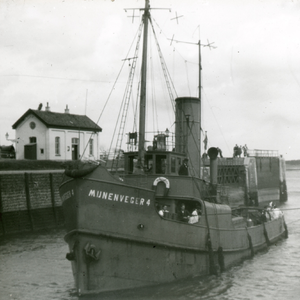 53661 Mijnenveger Hr. Ms. M.4 vaart de sluizen binnen vanuit de Westerschelde. Dit schip is gebouwd (1915-1918) als de ...