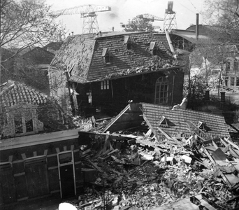 53695 Tweede Wereldoorlog. De Doopsgezinde kerk in de Van Dishoeckstraat door bominslag getroffen na een luchtaanval op ...