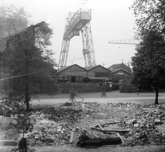 53696 Tweede Wereldoorlog. De openbare schuilkelder in de Aagje Dekenstraat, bominslag op 30 april 1942. Gezien vanaf ...