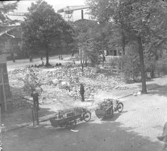 53698 Tweede Wereldoorlog. De openbare schuilkelder in de Aagje Dekenstraat, bominslag op 30 april 1942. Gezien vanaf ...