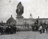 53716 Het standbeeld van M.A. de Ruyter op het De Ruyterplein, onthuld op 25 aug. 1841. Beeldhouwer L. Royer.