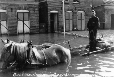 53732 Tweede Wereldoorlog. De Middelburgsestraat in Oost-Souburg na de inundatie van Walcheren in oktober 1944. ...