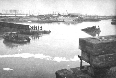 53734 Tweede Wereldoorlog. Sluiting dijkgat Rammekens te Ritthem. Op 7 oktober 1944 werd de dijk bij Rammekens gebombardeerd