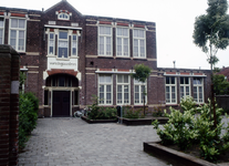 53760 De voormalige Gereformeerde school aan de Kasteelstraat. Het gebouw dateert van 1908 en is nu in gebruik als ...
