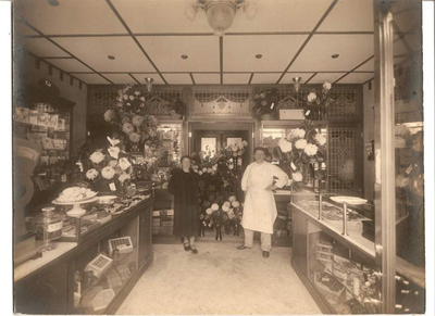 53772 De bakkerswinkel en bakkerij van J.W. van der Linde en zonen, Walstraat 98 in Vlissingen na de verbouwing in 1928