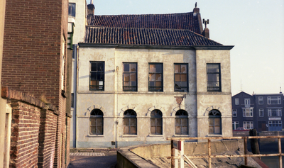 53791 De Mastkraanstraat, achterzijde van het voormalige politiebureau (1855-1911) gezien vanaf de Ballastkade