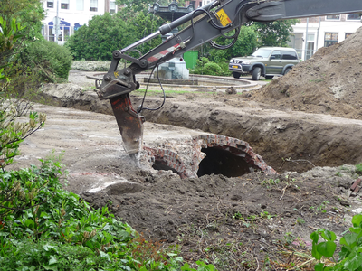 53813 Opgraving van een waterreservoir (brandwaterkelder) op het Bellamypark in Vlissingen tijdens de voorbereiding van ...