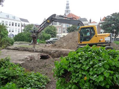 53814 Opgraving van een waterreservoir (brandwaterkelder) op het Bellamypark in Vlissingen tijdens de voorbereiding van ...
