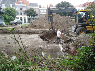 53815 Opgraving van een waterreservoir (brandwaterkelder) op het Bellamypark in Vlissingen tijdens de voorbereiding van ...
