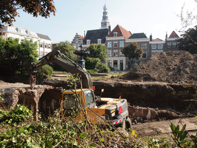 53816 Opgraving van een waterreservoir (brandwaterkelder) op het Bellamypark in Vlissingen tijdens de voorbereiding van ...