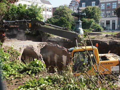 53820 Opgraving van een waterreservoir (brandwaterkelder) op het Bellamypark in Vlissingen tijdens de voorbereiding van ...