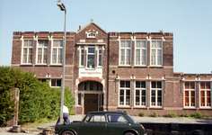 53839 De voormalige Gereformeerde school aan de Kasteelstraat. Het gebouw dateert van 1908 en is nu in gebruik als ...