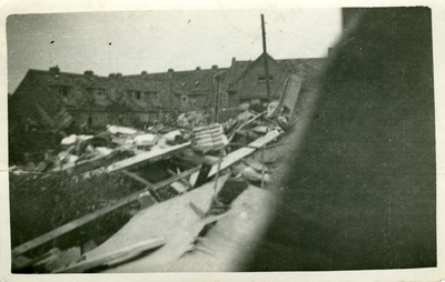 53861 Tweede Wereldoorlog. Bominslag in de Bosjeslaan op 17 sept. 1944 met op de achtergrond de Asterlaan en de Oranjeschool