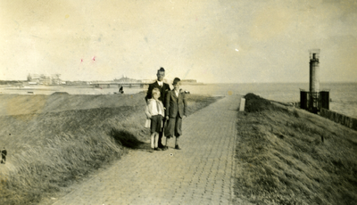 53881 Jan Nonnekes met zoon Dirk en zoon Louis op de Nolledijk te Vlissingen.Op de achtergrond ziet men de wandelpier ...