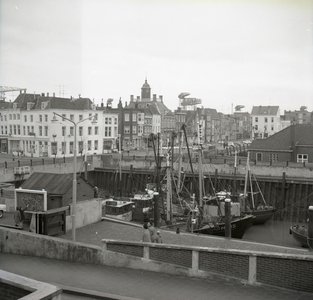 53891 Gezicht op de Voorhaven met vissersschepen en op de achtergrond het De Ruyterplein en de Nieuwendijk.
