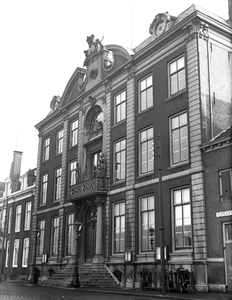 53895 Het Van Dishoeckhuis op de Houtkade werd in 1733 gesticht door Anthony Pieter van Dishoeck. De architect was J.P. ...
