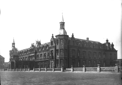 53897 Het Grand Hotel Britannia op Boulevard Evertsen. Op 26 juni 1886 werd het hotel als Grand Hotel des Bains ...