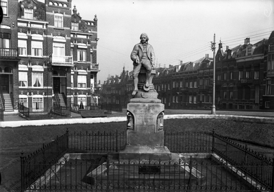53898 Het standbeeld van Frans Naerebout op Boulevard Bankert bovenaan de Coosje Buskenstraat. De beeldhouwer was A.G. ...