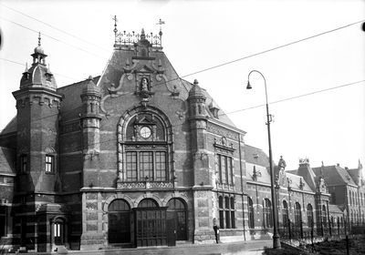 53900 Het station aan het Stationsplein. Het werd officieel geopend op 23 aug. 1894. In dienst gesteld op 15 sept. ...