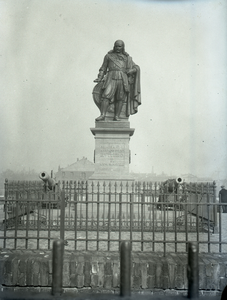 53903 Het standbeeld van M.A. de Ruyter op het Keizersbolwerk op Boulevard de Ruyter. Onthuld in 1841 op het De ...