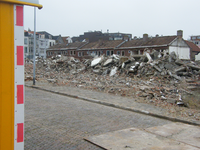 53961 Het puin na afbraak van de flatwoningen Koestraat 2 t/m Koestraat 48, gebouwd in 1953-1954 voor ...