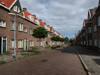 54008 De Nijverheidstraat gezien vanaf de Schuitvaartgracht. Vanaf 1923 werd een begin gemaakt met het woningproject ...