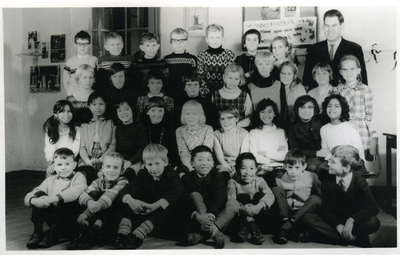 54084 Klas 4 van de Julianaschool in Oost-Souburg. Bovenste rij van links naar rechts: Henk Geelhoed, Theo Radings, ...
