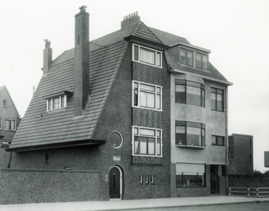 54098 Boulevard Evertsen, links ziet men het huis 'de Zandlooper'. Het Wooldhuis had 2 bijgebouwen, 'de Zandlooper' en ...