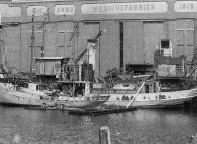 54346 Tweede Wereldoorlog. Kon. Mij. De Schelde. Gezicht op de Dokhaven met Duitse scheepjes, afbouwkade en machinefabriek