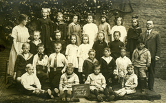 54347 Klas 5 van School A, de Duinpoortschool aan de Coosje Buskenstraat met rechts hoofdonderwijzer F.G. Lemmers