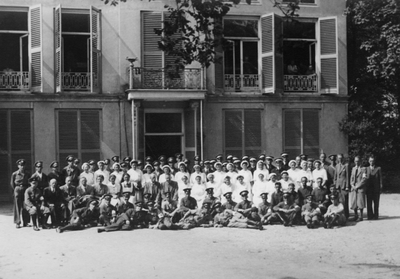 54371 Groepsfoto Rode Kruis Vlissingen en andere Walcherse afdelingen tijdens de 2e wereldoorlog.Oefening bij het ...