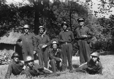 54377 Groepsfoto Rode Kruis tijdens de 2e wereldoorlog.Oefening Rode Kruis Vlissingen en andere Walcherse afdelingen ...