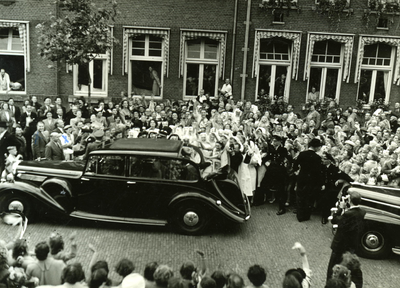 54398 Bezoek van HM Koningin Juliana en ZKH Prins Bernhard aan Vlissingen. Na het bezoek aan de Kon. Mij. de Schelde ...