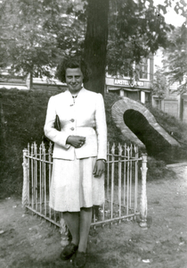 54436 Tweede Wereldoorlog. Schuilkelder op het Bellamypark. Een dame poseert op 3 juni 1941, derde pinksterdag, voor de ...