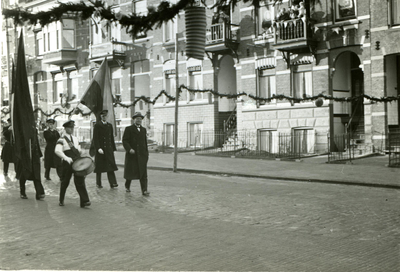 54445 Optocht in de Coosje Buskenstraat t.g.v. het huwelijk van Prinses Juliana en Prins Bernhard. Op de foto: Een ...