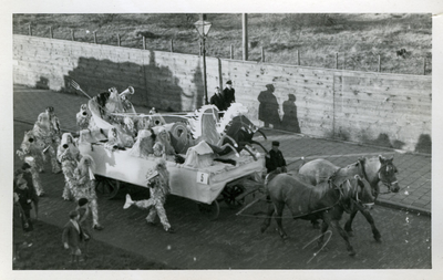 54452 Optocht in de Joost de Moorstraat t.g.v. het huwelijk van Prinses Juliana en Prins Bernhard. Op de foto: ...