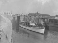 54454 Een schip vaart de sluizen uit richting de Westerschelde