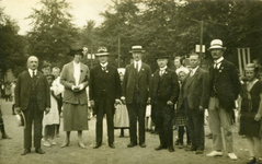 54490 Groepsfoto met de burgemeester A.C. van Woelderen en zijn vrouw C.C. van Woelderen-Sprenger tijdens een ...