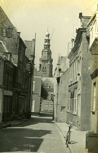 54749 De Sarazijnstraat gezien vanaf de Nieuwendijk met op de achtergrond de Sint Jacobstoren