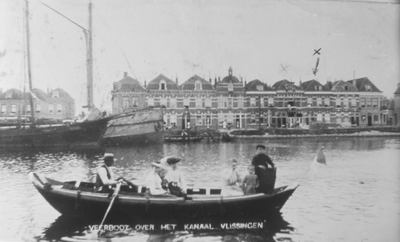 54763 'Veerboot over het Kanaal Vlissingen'Het Verbreed Kanaal met veerbootje en op de achtergrond de Kanaalstraat.