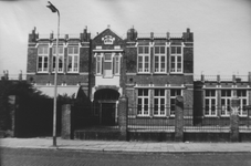 54772 De voormalige Gereformeerde school in de Kasteelstraat. Het gebouw dateert van 1908