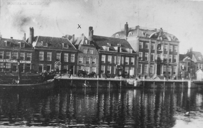 54782 De Houtkade met rechts het Van Dishoeckhuis (anno 1733). Dit huis was in gebruik als stadhuis van 1818 tot 1965. ...