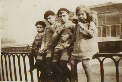 54822 Vier kinderen op de Wijnbergsekade met op de achtergrond het Groot Arsenaal. De foto is genomen bij de ...