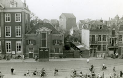 54823 De Houtkade met links het stadhuis (Van Dishoeckhuis) en het koetshuis. De panden rechts op de foto worden ...