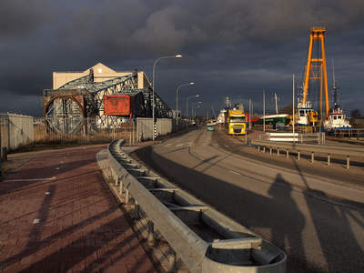 54845 De brug over de Dokhaven, aangelegd in 2005. De straat in het verlengde van de brug is de Koningsweg