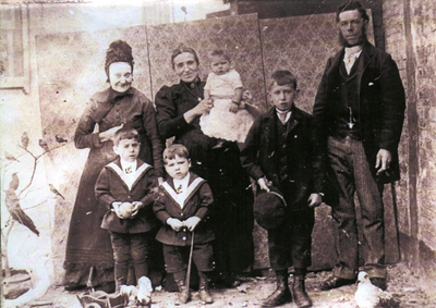 54850 De Vlissingse familie Scheepers. Van links naar rechts weduwe vanaf 03-10-1861, Pieternella Margrieta Launsbach - ...