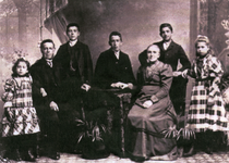 54851 De Vlissingse familie Scheepers. Van links naar rechts dochter Wannetta Barbara Johanna Scheepers (geboren op ...