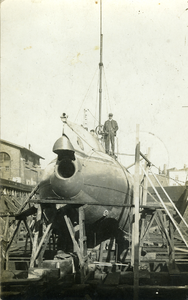54861 De eerste Nederlandse onderzeeboot in aanbouw in het kleine Droogdok (dokje van Perry).In 1904 werd met de bouw ...